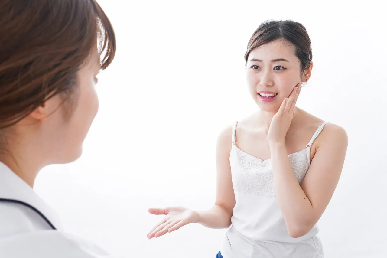 スタッフに質問しながら相談する女性