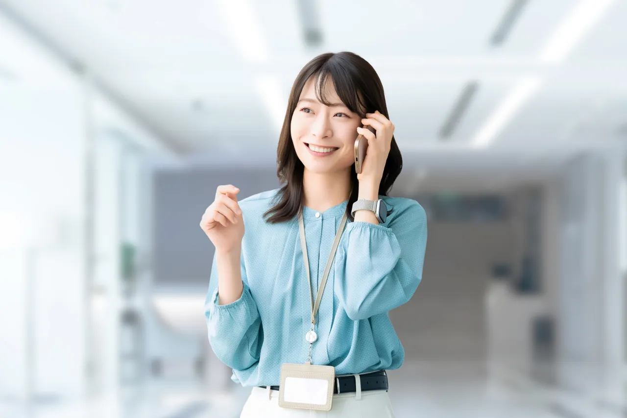スマートフォンで電話をかける女性