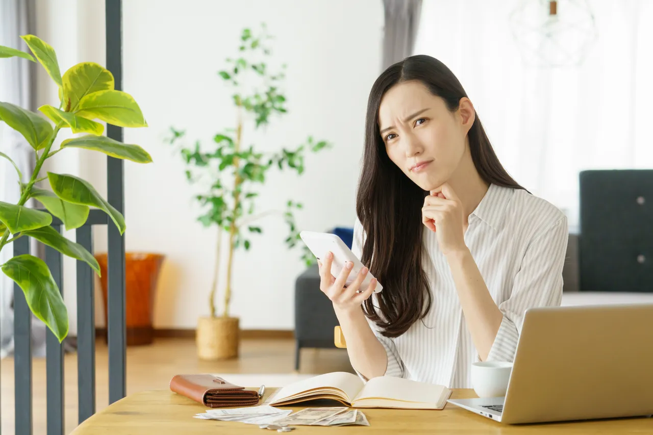 電卓を持って料金を考える女性
