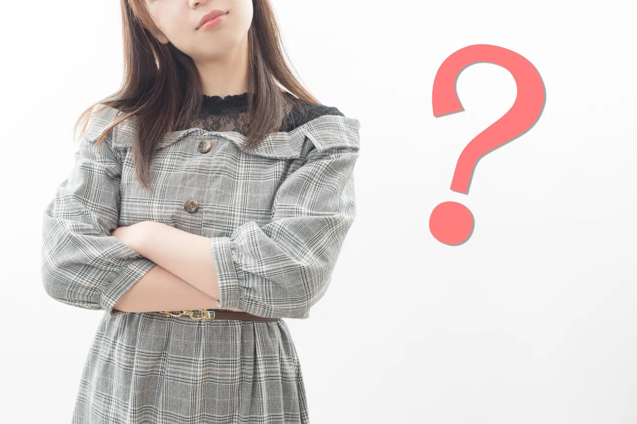 疑問を抱えて首をかしげる女性