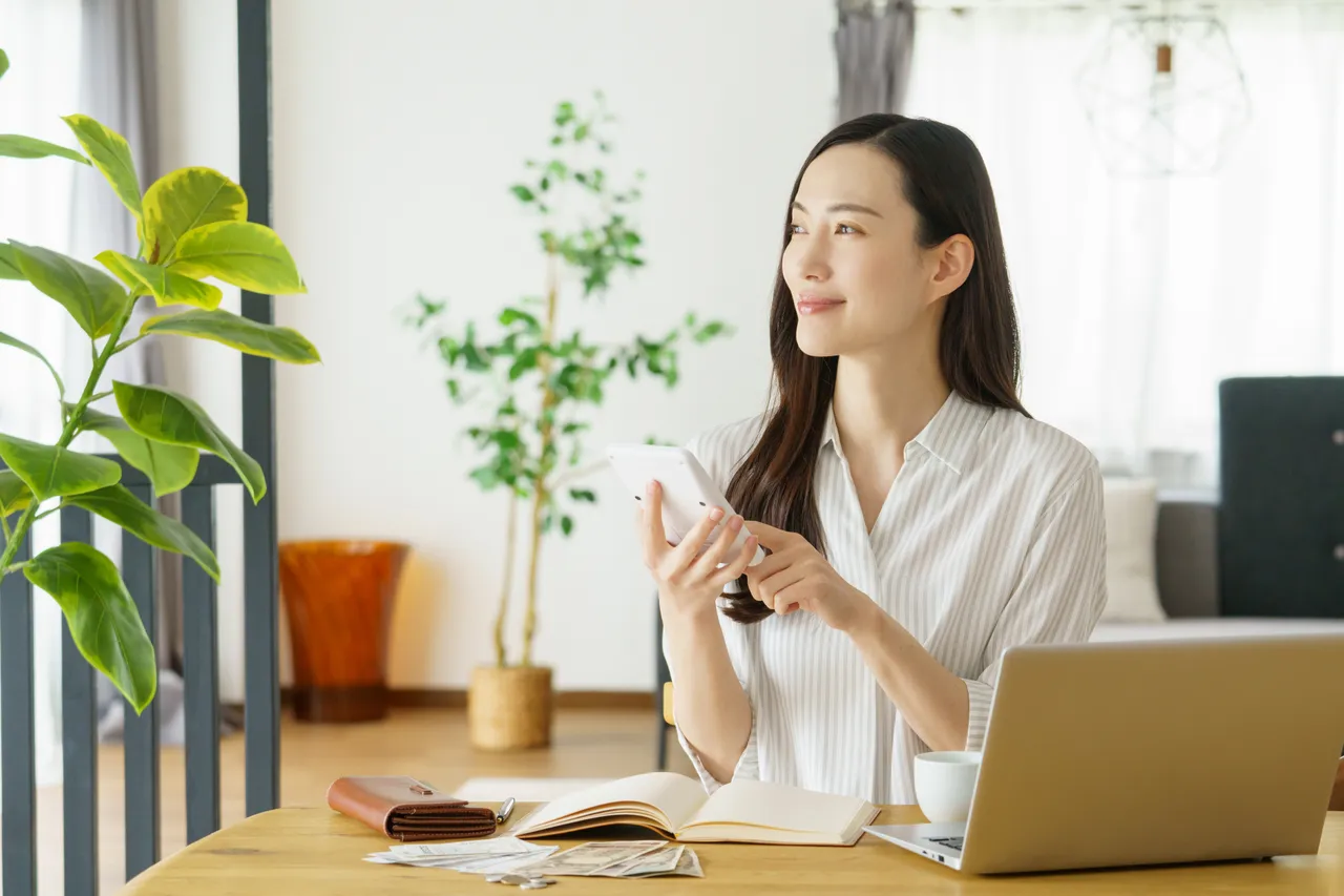 電卓で費用を計算する女性