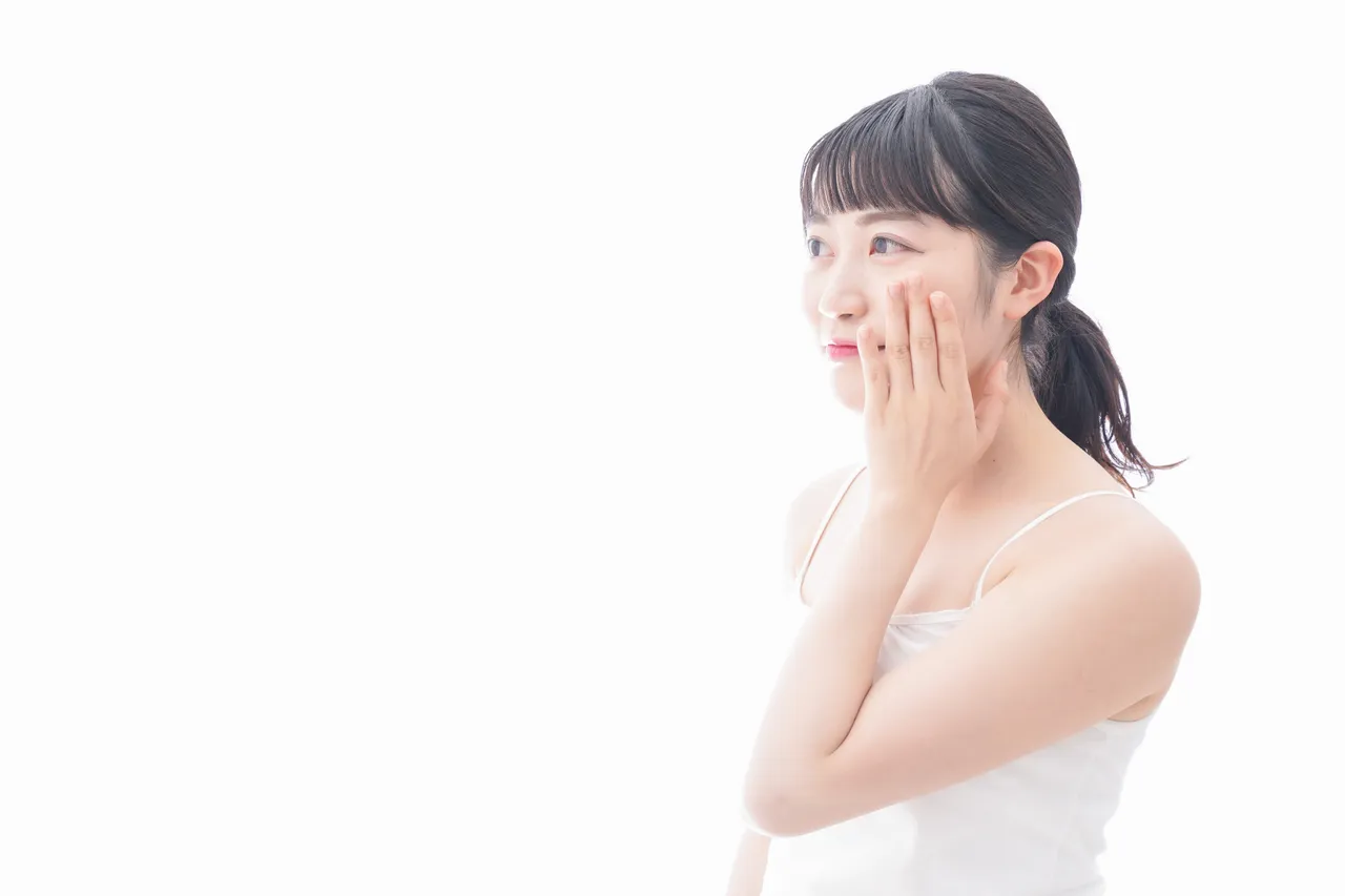 頬に手を添えた女性の横顔
