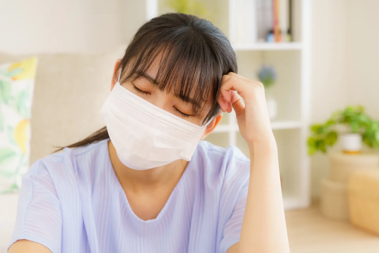マスクを着けて過ごす女性