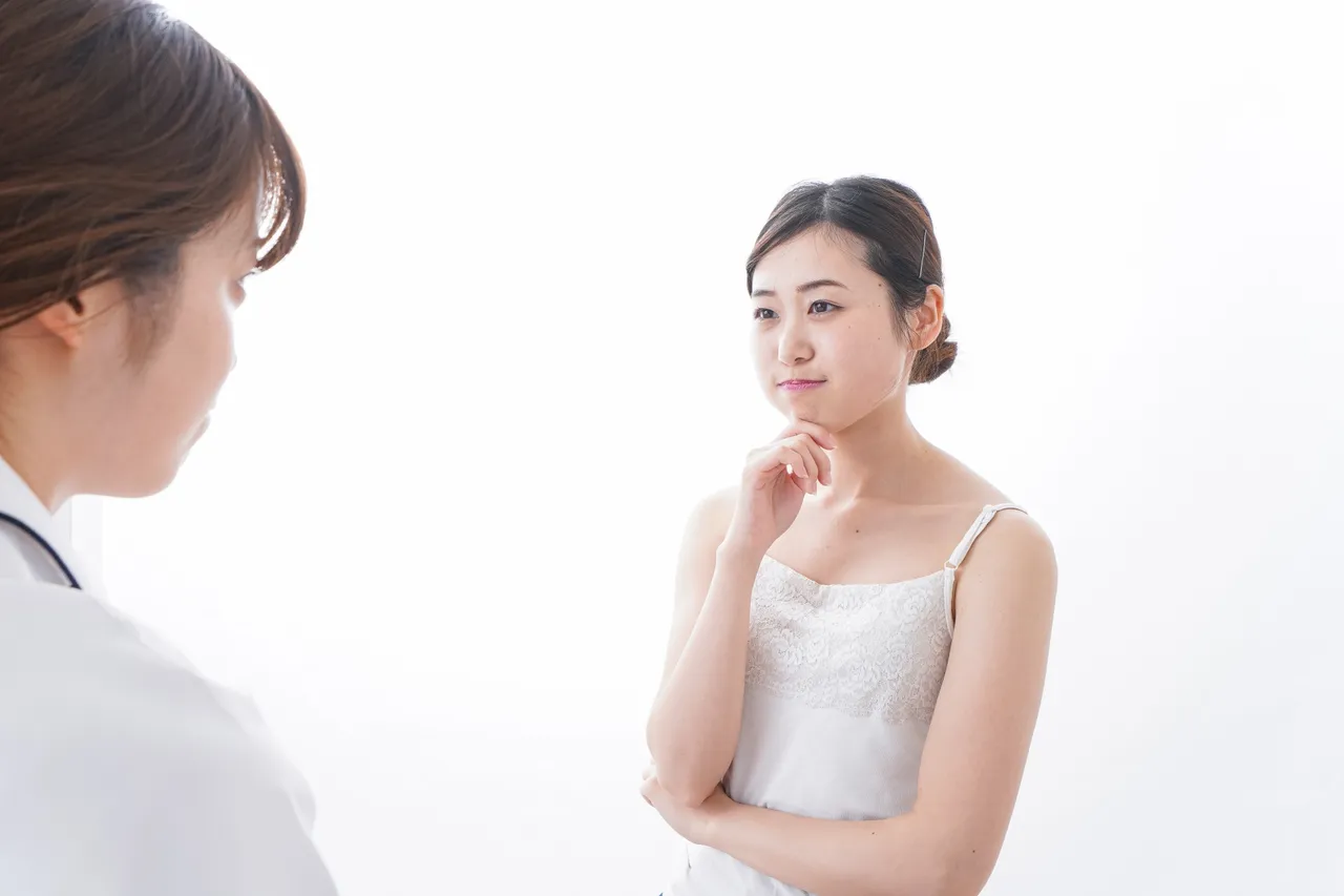 クリニックのスタッフに相談しながら考える女性
