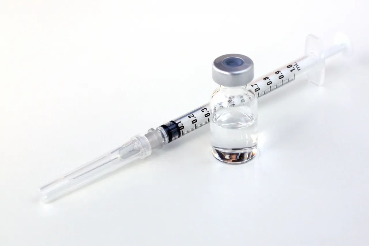 注射器と薬剤の入ったバイアル