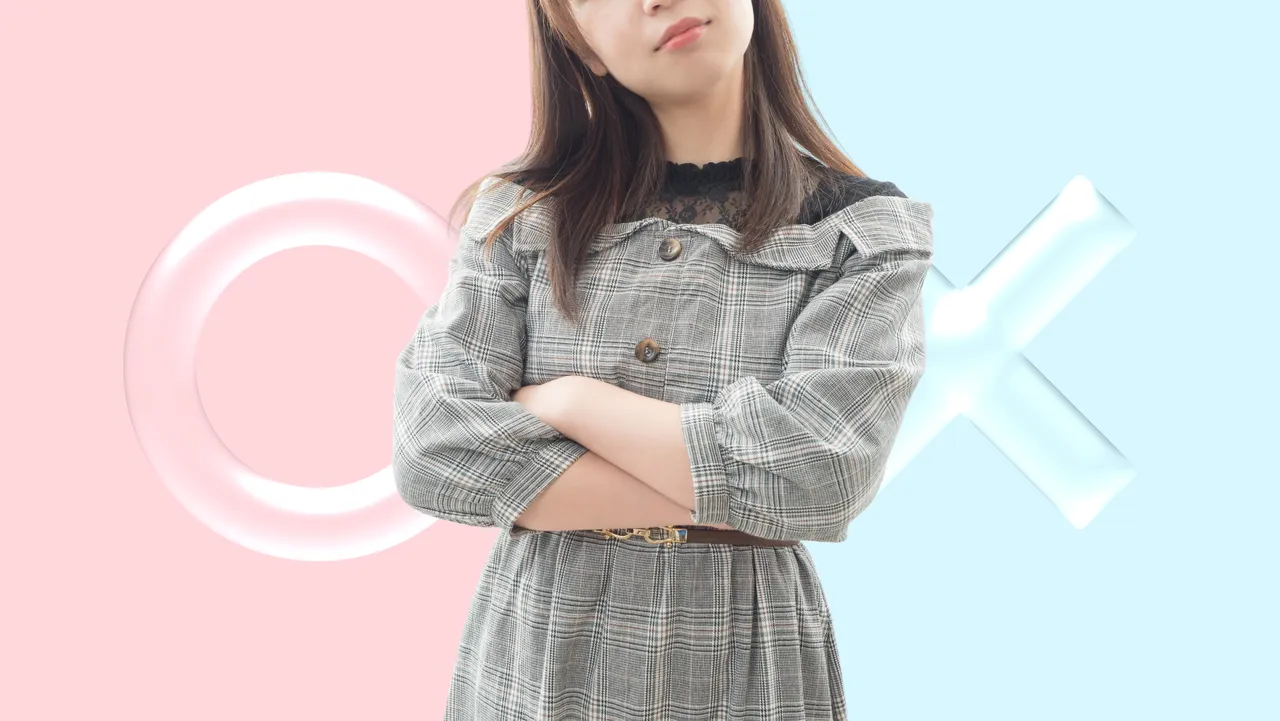マルとバツの前で考える女性
